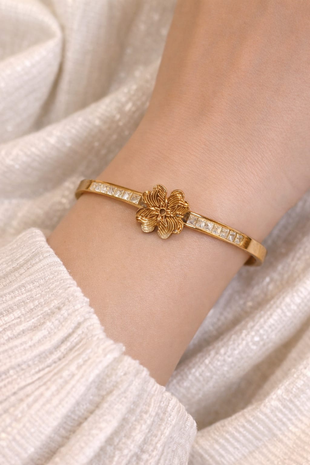 floral Anti tarnish bracelet with sparkling stone detailing