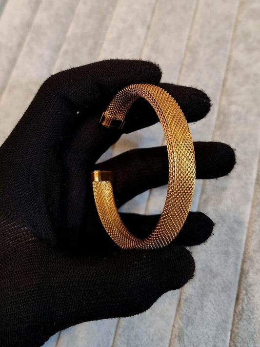 Anti tarnish net bracelet with a sleek mesh design