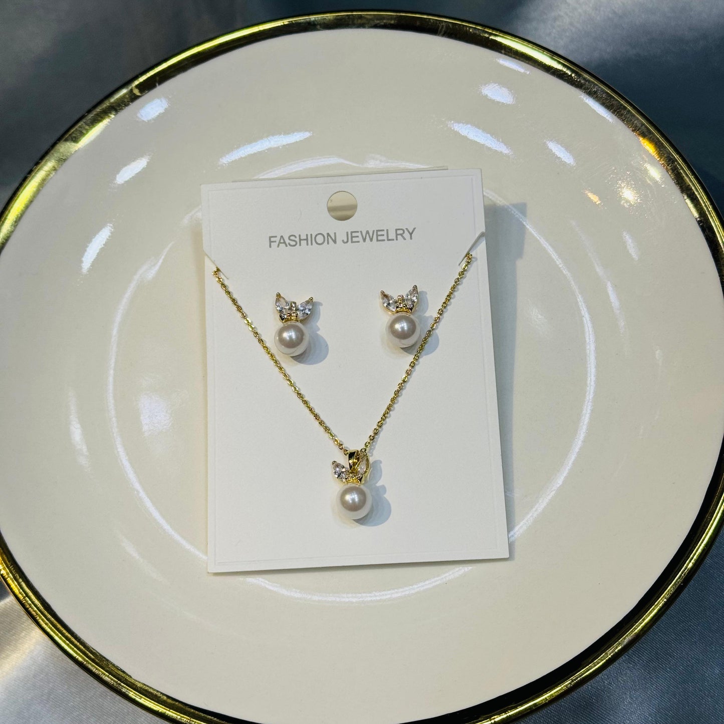 Elegant Pearl Zircon Locket Set